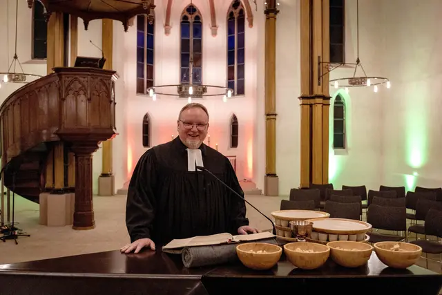 Pfarrer Udo Otten steht am Montag, 21. Juli, Anrufern mit Rat und Tat zur Seite oder besser gesagt, am Telefonhörer.
Foto: Rolf Schotsch
