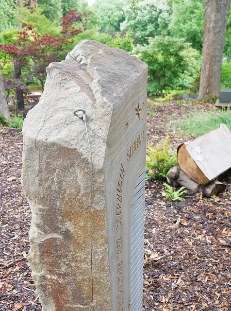 Stele, Baumstamm und Sternschnuppenbaum (nicht im Bild) bilden gemeinsam den neuen Gedenk- und Beisetzungsort für Sternenkinder auf dem Matthäusfriedhof. | Foto: Kirchenkreis Essen/Stefan Koppelmann