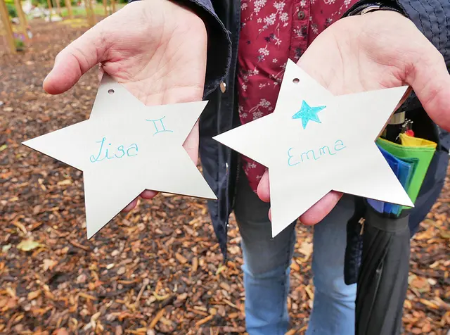 Die Namen der Sternenkinder werden auf dünne Metallsterne geschrieben. | Foto: Kirchenkreis Essen/Stefan Koppelmann