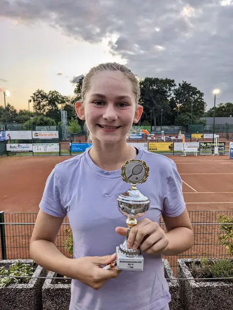 Lisa Bischoff gewann souverän das Finale der U14-Konkurrenz mit 6:1, 6:1 und sicherte sich wie schon im Vorjahr den Bezirksmeisterinnen-Titel.
 | Foto: Ihlo (Netzballverein)