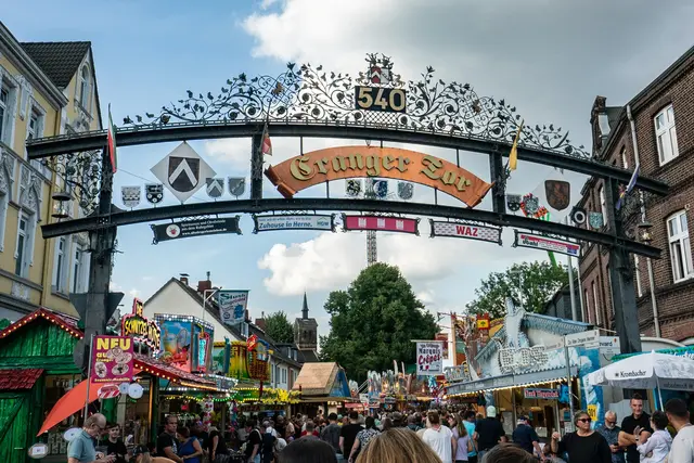 Die Zahl 540 am Cranger Tor wurde inzwischen abgenommen. Ab 21. Juli, wenn auf dem Festplatz die heiße Aufbauphase beginnt, soll der Zähler auf 541 umgestellt werden. Ab 31. Juli werden dann 541 Jahre Cranger Kirmes gefeiert. | Foto: Stadtmarketing Herne/Isabel Diekmann