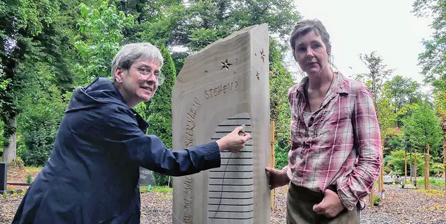 Für den Matthäusfriedhof am Marreweg 1 haben Pfarrerin Susanne Gutjahr-Maurer (li.) und Steinmetzin Judith Sarlak einen neuen Beisetzungsort für Sternenkinder gestaltet. | Foto: Kirchenkreis Essen/Stefan Koppelmann