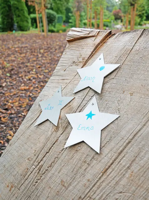 Die ersten drei Gedenksterne erinnern an Emma, Lisa und Noah. | Foto: Kirchenkreis Essen/Stefan Koppelmann