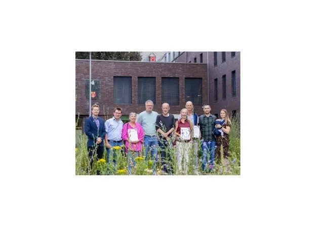 Die Preisträgerinnen und Preisträger vor dem Klever Rathaus. | Foto: Stadt Kleve