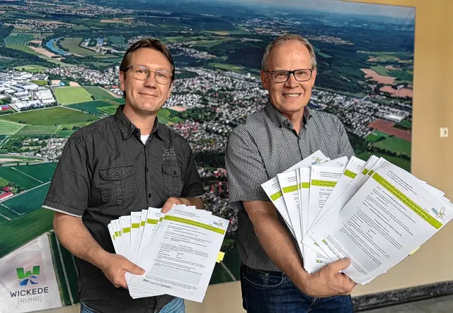 LEADER-Region Börde Vorsitzender Martin Michalzik und Regionalmanager Timo Jäckel freuen sich über die Vielfalt der Ideen für Welver, Werl, Wickede, Ense und Fröndenberg. Foto: www.boerdetrifftruhr.de