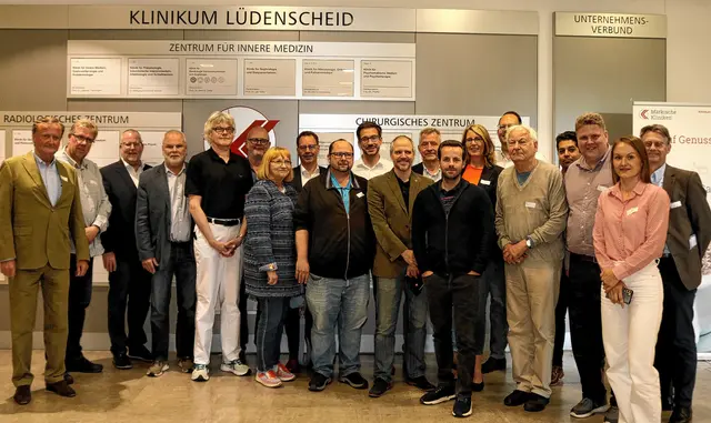 Prof. Dr. Dr. Thomas Uhlig, Leitender Ärztlicher Direktor des Klinikums, und Dr. Michael Klein, Leiter der Klinik für Orthopädie und Unfallchirurgie, Spezielle Unfallchirurgie und Neurotraumatologie, boten den Mitgliedern des Regionalbeirates MK Süd und der Wirtschaftsjunioren Lüdenscheid einen interessanten Einblick in die Märkische Gesundheitsholding als Wirtschaftsunternehmen unter besonderen Voraussetzungen. Foto: SIHK /Marotzke