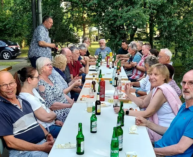 Nach der Arbeit folgte die Feier mit gegrillten Würstchen und Kaltgetränken.