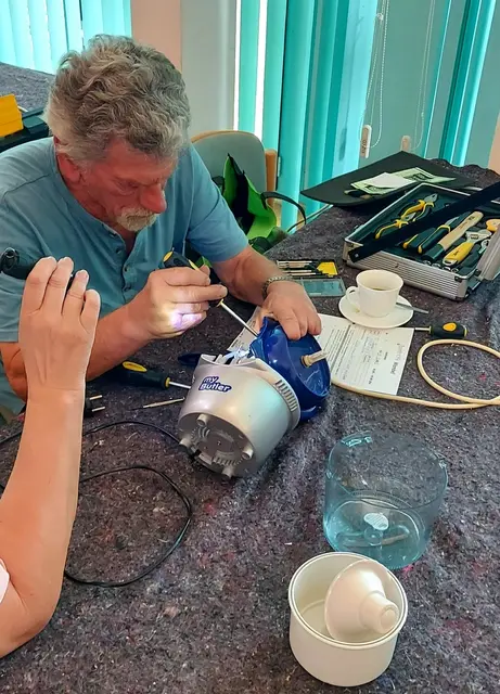 …gemeinsam mit der Unterstützung der Besitzer repariert wird.