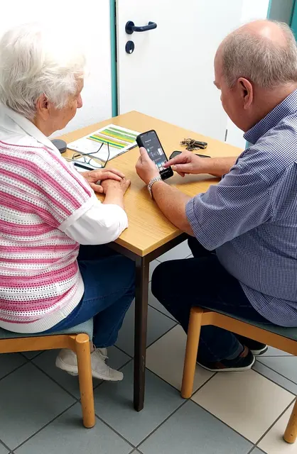 Die Smartphone Sprechstunde im Eins-zu-Eins Gespräch hilft bei Problemen mit dem Handy.