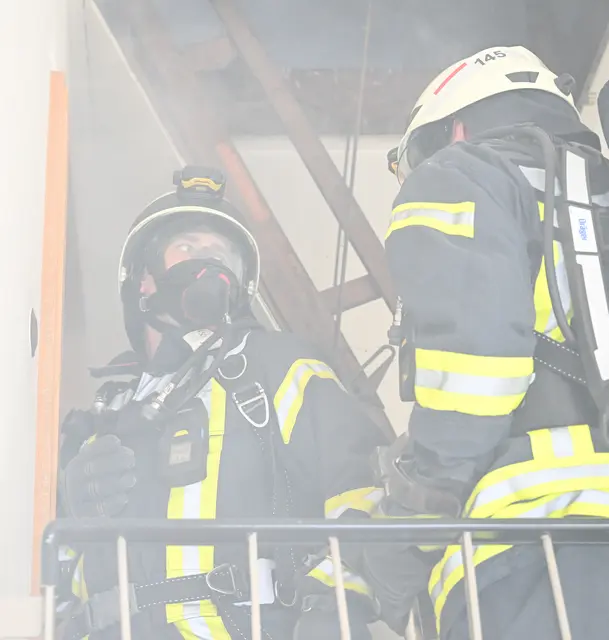 Die Aufgabe lautet: Vermisste Person im ersten Obergeschoss finden und retten. | Foto: SWB/PR-Fotografie Köhring