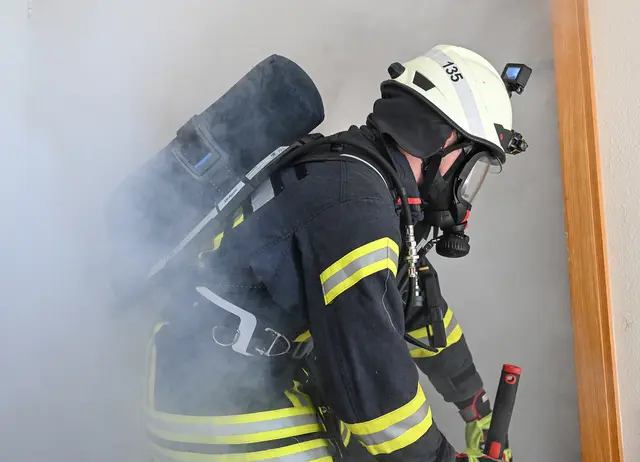 Die Tür wird eingebrochen. | Foto: SWB/PR-Fotografie Köhring