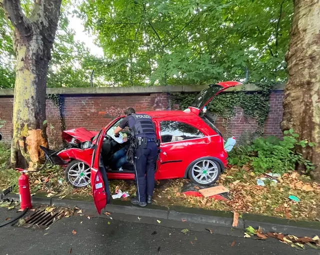 Das zerstörte Auto nach dem Unfall auf der Kastanienallee in Herne.  | Foto: Polizei Bochum
