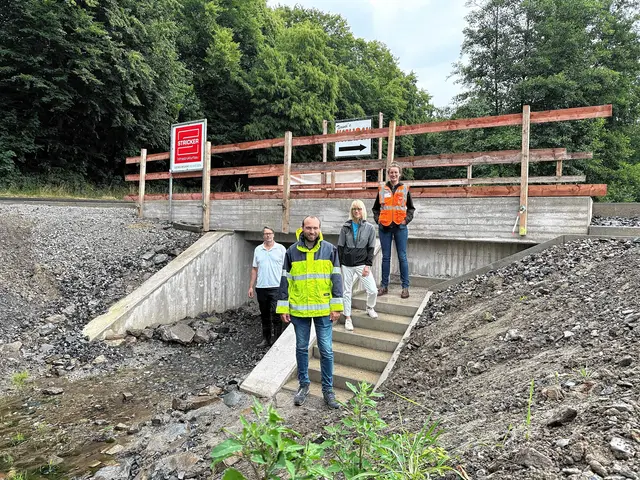 (v.l.) Baudezernent Jens Hendrix, Christoph Uphues und Melanie Jagusch-Klich vom Fachbereich Tiefbau und Christiane Bongardt, Bauleiterin Firma Stricker Infrastruktur. Foto: Stadt Hattingen