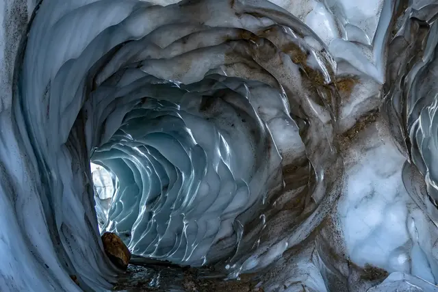 Ehemals begehbare Gletscherspalte: Zu finden an der Kaunertaler Gletscherstraße. Foto: Tanja Großhausmann
