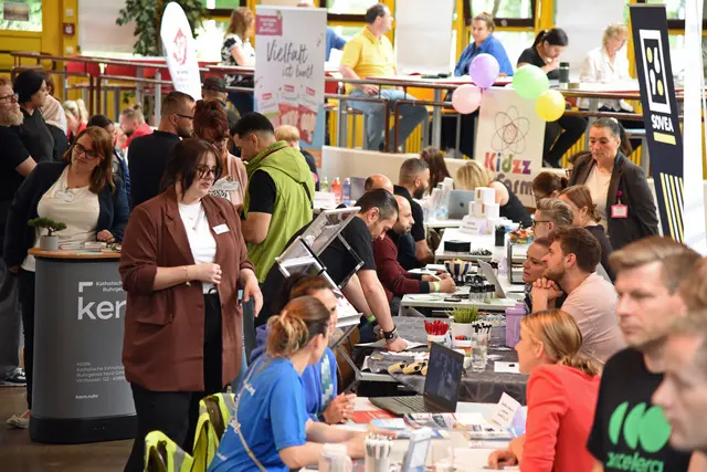 Über 800 Arbeitsuchende aus Marl, Herten, Dorsten, Haltern und Umgebung nutzten das Angebot der Jobmesse des Jobcenters Kreis Recklinghausen in der Mensa der Willy-Brandt-Gesamtschule in Marl. Über 30 Unternehmen aus der Region suchten mit ihren konkreten Stellen- und Ausbildungsangeboten auf der Messe nach neuen Mitarbeitenden und angehenden Fachkräften.

© Jobcenter Kreis Recklinghausen