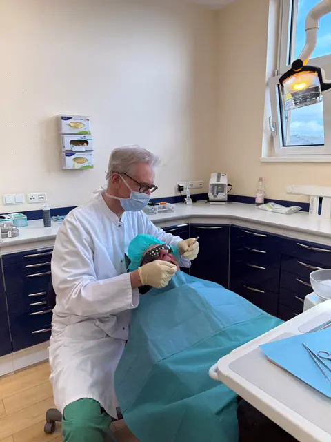 Prof. Thomas Weischer leitet das neue Zentrum für Implantologie &amp; Oralchirurgie. | Foto: KEM