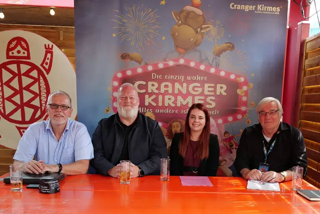 Vorstellung der Planungen für den Festumzug (v.l.):  2025: Zugleiter Eduard Belker, Kirmespirat Carsten Buszyk,  Janina Thieme (Adams Armaturen) und Kirmessprecher Jochen Schübel.
 | Foto: Stadtmarketing Herne