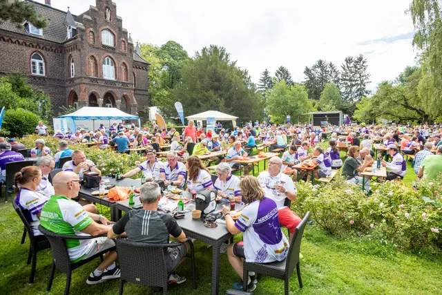 Ob beim Start, unterwegs auf der Strecke, an den Pausenstopps oder abends beim Sommer-Open-Air: Die Stimmung auf der NRW-Radtour war bestens.  | Foto: Jens Naumann