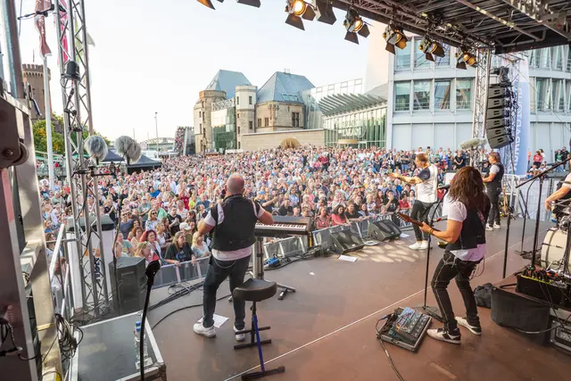 Ob beim Start, unterwegs auf der Strecke, an den Pausenstopps oder abends beim Sommer-Open-Air: Die Stimmung auf der NRW-Radtour war bestens.  | Foto: Jens Naumann