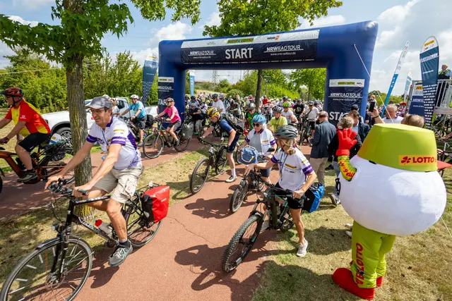 Ob beim Start, unterwegs auf der Strecke, an den Pausenstopps oder abends beim Sommer-Open-Air: Die Stimmung auf der NRW-Radtour war bestens.  | Foto: Jens Naumann