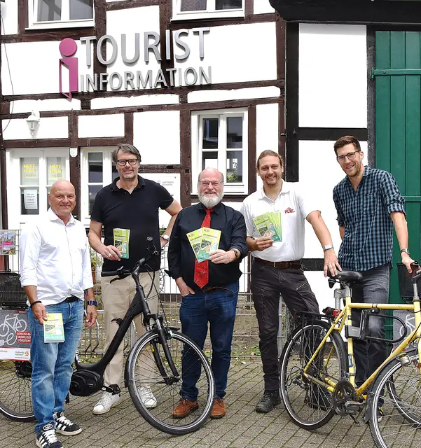 Freuen sich über den neuen Fahrradstadtplan für Hattingen und Umgebung: v.l. Georg Hartmann, Geschäftsführer Hattingen Marketing, Baudezernent Jens Hendrix, Rolf Fliß und René Tacken vom KV-Verlag und Nahmobilitätsmanager Johannes Fröhlich. Der Stadtplan kostet 4,95 Euro. Foto: Pielorz