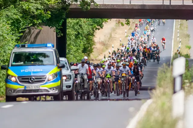 Ob beim Start, unterwegs auf der Strecke, an den Pausenstopps oder abends beim Sommer-Open-Air: Die Stimmung auf der NRW-Radtour war bestens.  | Foto: Jens Naumann