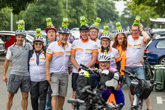 Ob beim Start, unterwegs auf der Strecke, an den Pausenstopps oder abends beim Sommer-Open-Air: Die Stimmung auf der NRW-Radtour war bestens.  | Foto: Jens Naumann