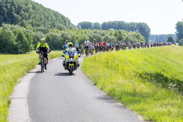Ob beim Start, unterwegs auf der Strecke, an den Pausenstopps oder abends beim Sommer-Open-Air: Die Stimmung auf der NRW-Radtour war bestens.  | Foto: Jens Naumann