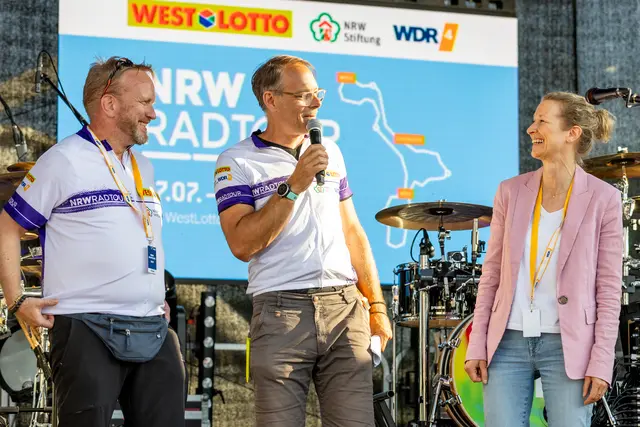 Ob beim Start, unterwegs auf der Strecke, an den Pausenstopps oder abends beim Sommer-Open-Air: Die Stimmung auf der NRW-Radtour war bestens.  | Foto: Jens Naumann