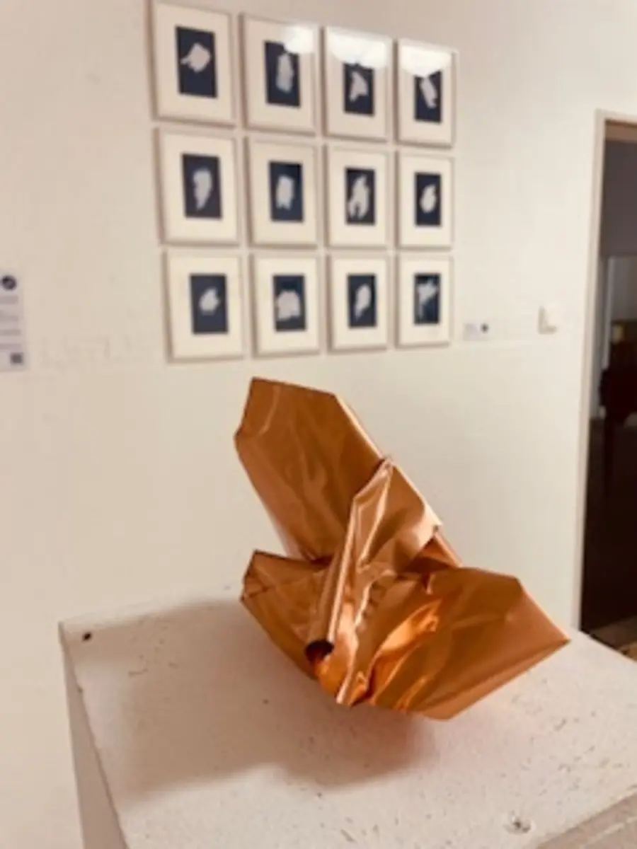 Einblick in die Schau "PAPERWORKS" des Duisburger Kunstvereins Weidenweg in der Ruhr Gallery - über 300 Werke auf über 1.300 Quadratmetern in der historischen Villa Artis - Ruhrstr. 3 in der Ruhrtalstadt Mülheim | Foto: Mülheimer Kunstverein KKRR in der Villa Artis