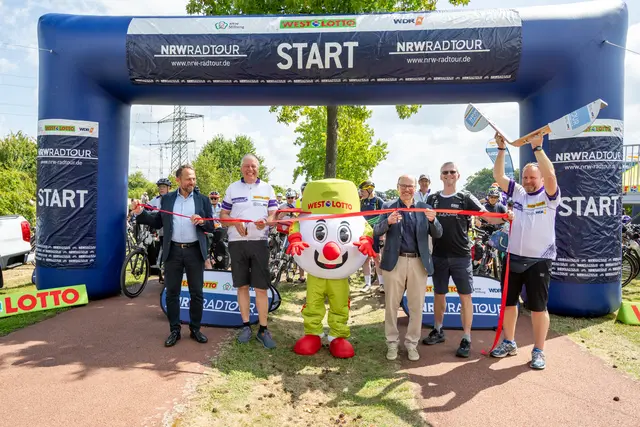 Ob beim Start, unterwegs auf der Strecke, an den Pausenstopps oder abends beim Sommer-Open-Air: Die Stimmung auf der NRW-Radtour war bestens.  | Foto: Jens Naumann