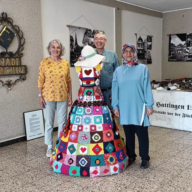 Das bunte Kleid der Demokratie im Stadtarchiv Hattingen. V.l. Angelika Schlösser (Internationales Frauencafé), Stadtarchivar Thomas Weiß und Türkan Gültekin (Initiatorin). Foto: Stadt Hattingen