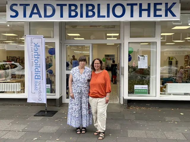 Die Neumühler Stadtteilbibliothek ist wiedereröffnet. Das Bild zeigt Doris Hausmann von der Neumühler Bibliothek und Abteilungsleiterin Jutta Flaßhove vor den neuen Räumlichkeiten.
Foto: Stadtteilbibliothek
