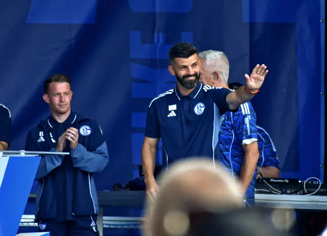 Der neue Trainer: Miron Muslic. Von der Fans wird er sehr herzlich empfangen. | Foto: Stefanie Vollenberg