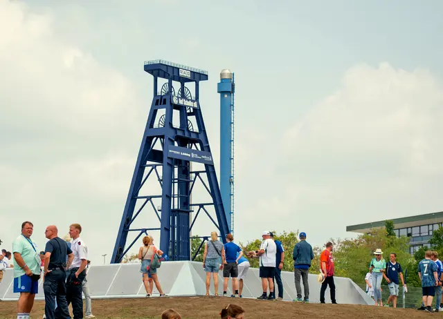 Feierlich eröffnet: das Förderturm-Denkmal mit Namensplatten. Eingraviert sind hier die Namen mehrerer tausend Mitglieder der Auf Schalke eG. | Foto: Stefanie Vollenberg