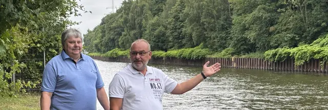 Am Rhein-Herne-Kanal in Bottrop-Ebel: Ratsherr Andreas Morisse (l.) und Mirko Skela (beide SPD) setzen sich für den Bau einer Fahrradbrücke zwischen Bottrop und Essen ein. | Foto: Norbert Jänecke