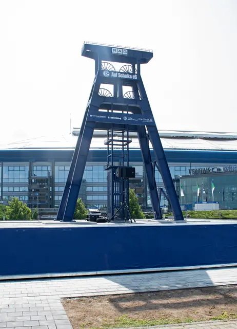 Das neue Denkmal an der Arena: hier teilweise noch verhüllt. | Foto: Stefanie Vollenberg