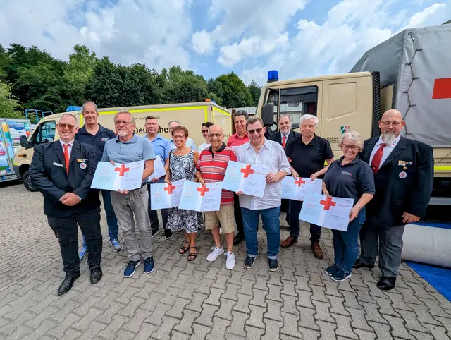 Ortsvereinsvorsitzender Michael Birkner (links) und Kreisverbandspräsident Jan Höpfner (daneben) überreichen den langjährigen Blutspenderinnen und -spendern ihre Ehrenurkunden. | Foto: DRK KV Niederrhein e. V.