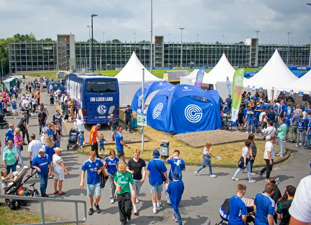 Der Mannschaftsbus an Erwins Spielwiese | Foto: Stefanie Vollenberg