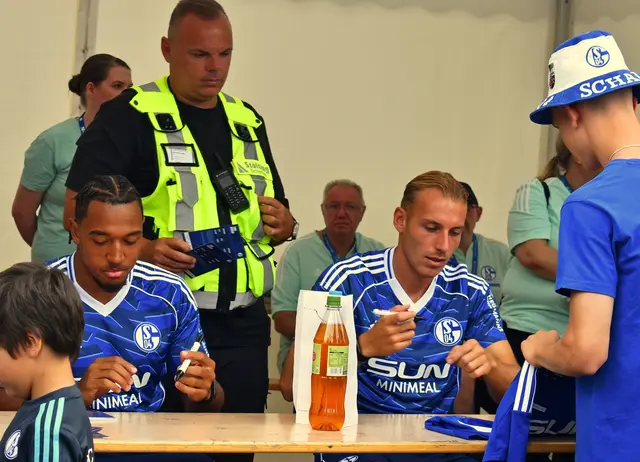 Wer sich ein Autogramm sichern möchte, der muss sehr viel Geduld mitbringen, denn die Warteschlangen sind sehr lang. | Foto: Stefanie Vollenberg