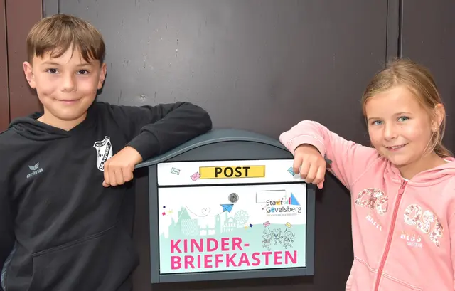 Lenni und Paulina Schüngel mit dem Kinderbriefkasten. Foto: Pielorz