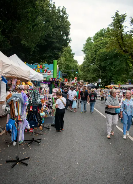 Kirmesstände entlang der Schloßstraße | Foto: Stefanie Vollenberg