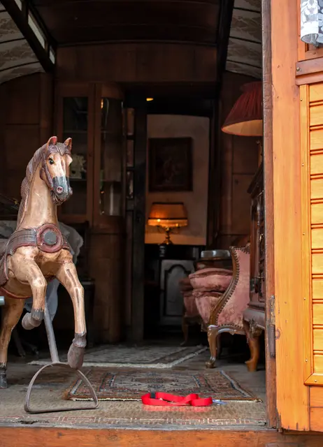 Ein alter, restaurierter und ehemals bewohnter Wohnwagen aus dem Jahr 1937. | Foto: Stefanie Vollenberg