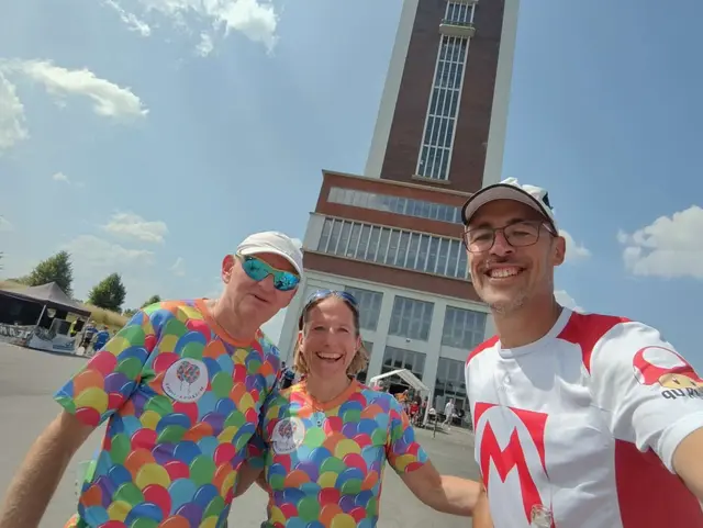 Spaß unter dem Förderturm. Von links Ralf, Birgit und Mario.