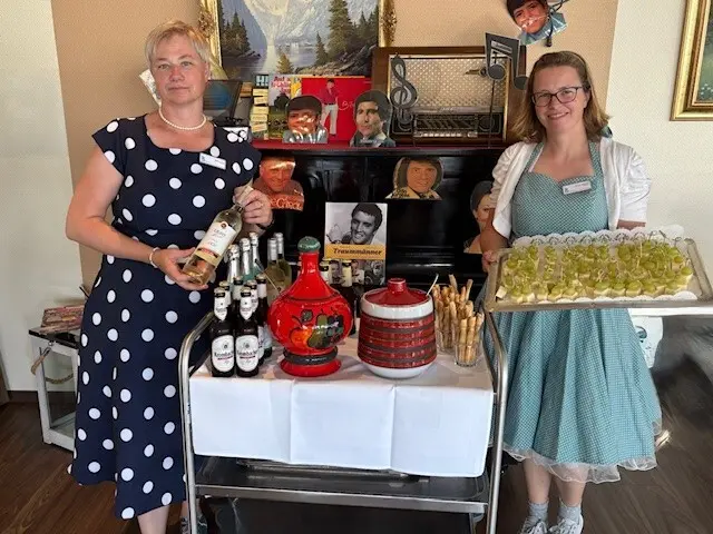 Zur Mottowoche hatten sich (v.l.) Maike Drews und Miriam Nierhoff  ganz im Stil der 60er Jahre gekleidet. Foto: Jochen-Klepper-Haus