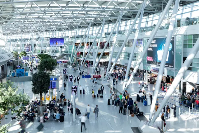 Am letzten Wochenende haben sich die Kontrollen der Bundespolizei am Flughafen Düsseldorf besonders gelohnt: Es kam zu zehn Festnahmen. | Foto: Andreas Wiese/Flughafen Düsseldorf