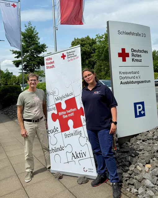 rechts nach links: Nina Spratte, stellv. Kreisleiterin Jugendrotkreuz, Axel Reber, Vorstand Rotkreuz-Stiftung Dortmund