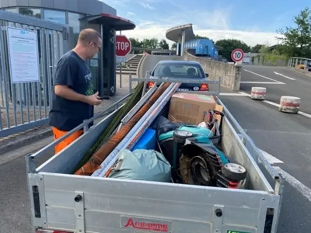 Mit Kennerblick schaut Benjamin Stephan an der Auffahrt auf den Inhalt im Anhänger.

© Foto: Stadt Marl / Pressestelle