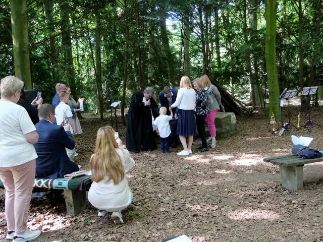 Hier ist ein Bild vom Waldgottesdienst am 4.6.2023 zu sehen.
Foto: Christine Muthmann
