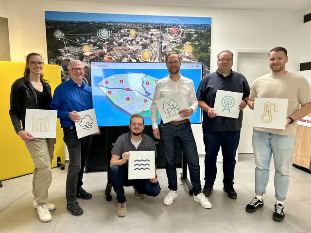 Smart City: Jasmin Grünschläger (Stabsstelle Digitalisierung Stadt Menden, von links), Dr. Roland Schröder (Bürgermeister Stadt Menden), Lars Jürgens, (Mitarbeiter mendigital), Robin Eisbach (GF mendigital), Sebastian Klein (Leiter IT Stadt Menden), Dennis Ignasiak (Mitarbeiter IT Stadt Menden). | Foto: Vanessa Wittenburg / Stadt Menden